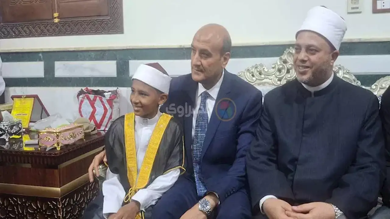 محافظ أسيوط يمنح طفلًا 200 جنيه تقديرًا لأدائه المتميز في “دولة التلاوة”