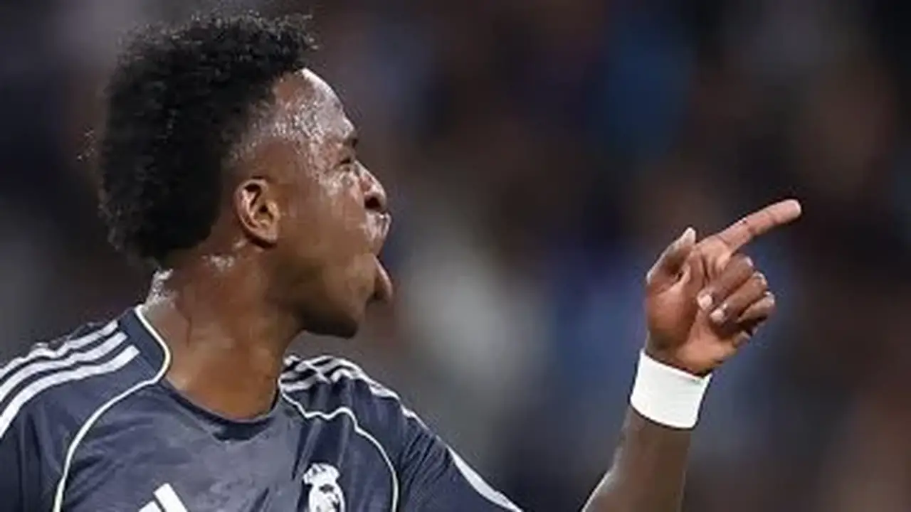 فينيسيوس جونيور يستعد للعودة إلى مدريد وسط مفاوضات حاسمة لتجديد عقده مع ريال مدريد