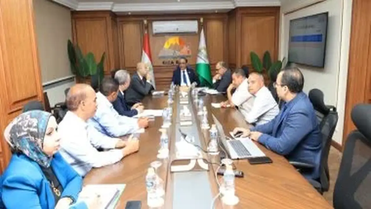 محافظ الجيزة يوجه بتعزيز منظومة النظافة بالعياط بـ70 عاملًا إضافيًا