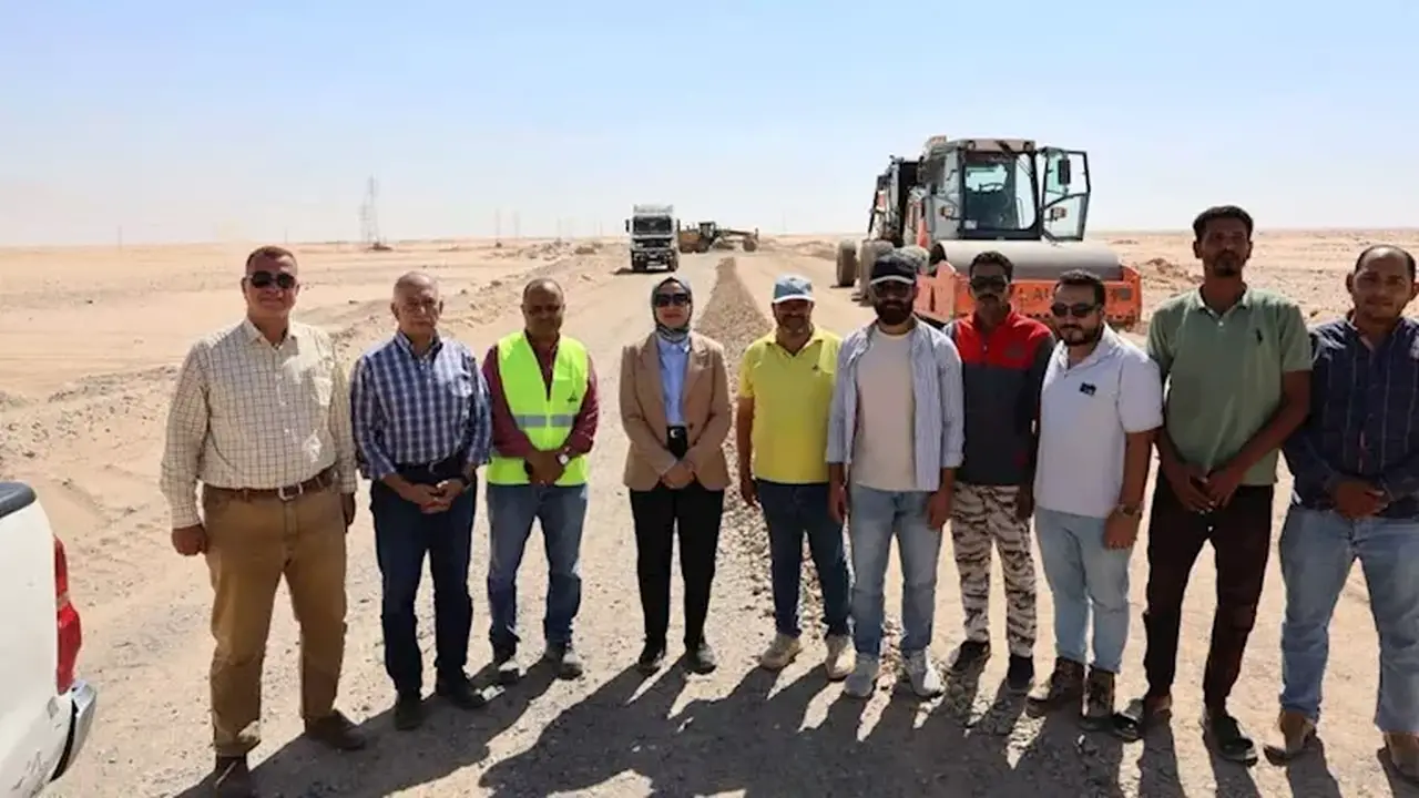 الوادي الجديد تتابع تنفيذ طريق شرق العوينات–الكفرة بطول 370 كيلومترًا