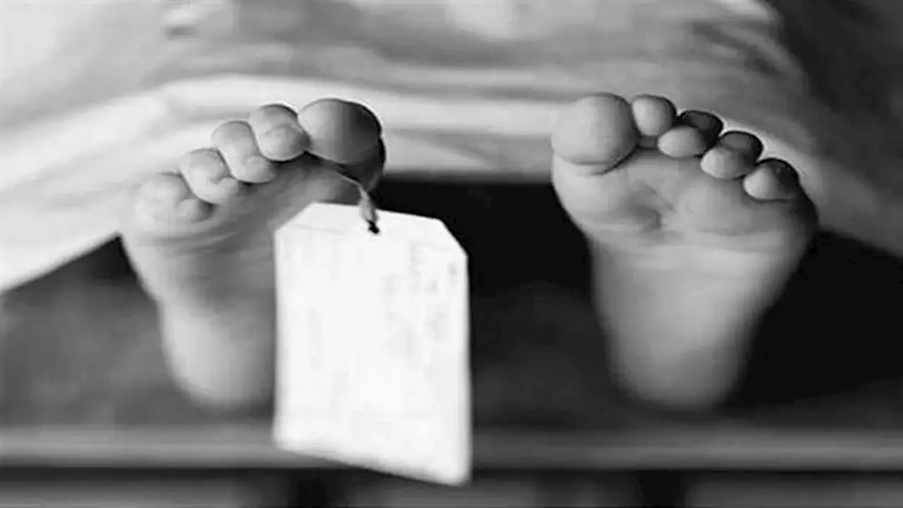 مأساة في الدقهلية: والدته تخنق طفلها وتطعنه بالمقص