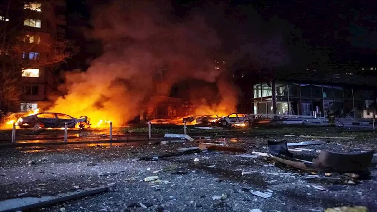 مقتل 14 شخصًا وإصابة أكثر من 120 في هجوم روسي على مركز تجاري بأوكرانيا