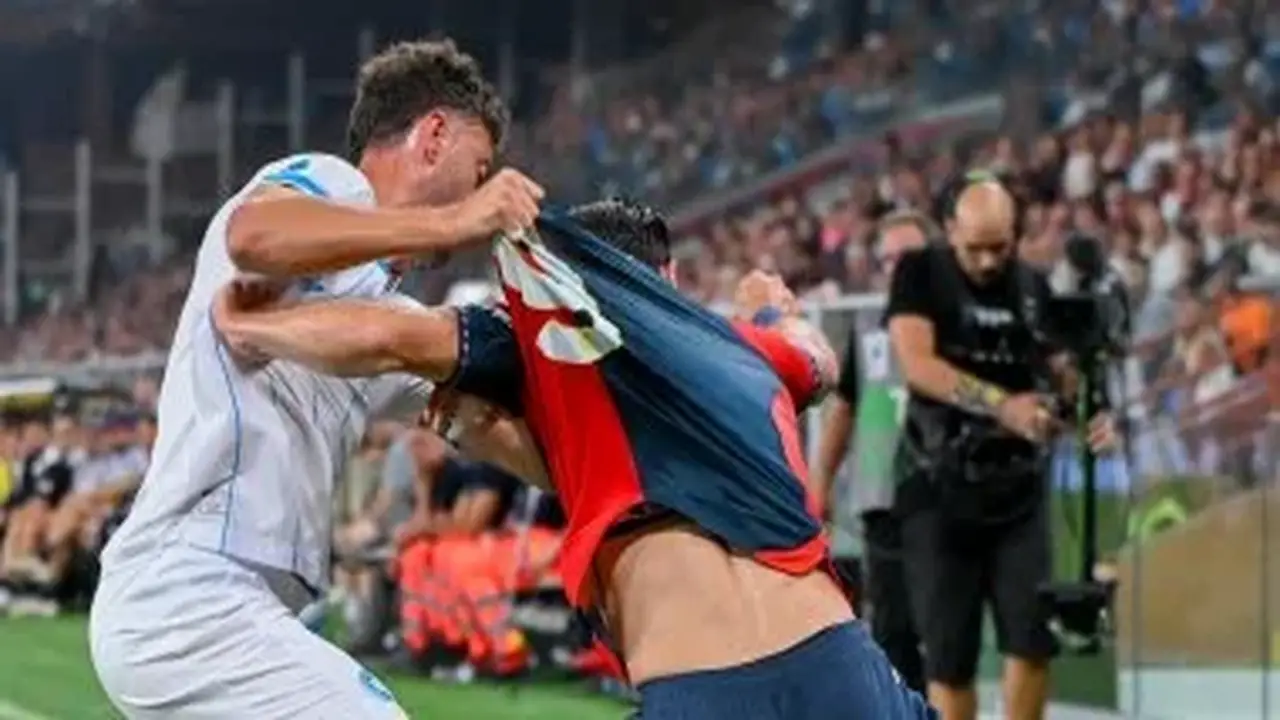 نابولي يحقق فوزًا مهمًا على جنوى بثنائية في الدوري الإيطالي (فيديو)