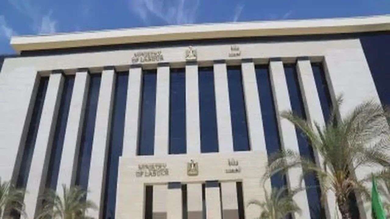 وزارة العمل تعلن عن 1140 فرصة عمل جديدة برواتب تصل إلى 30 ألف جنيه