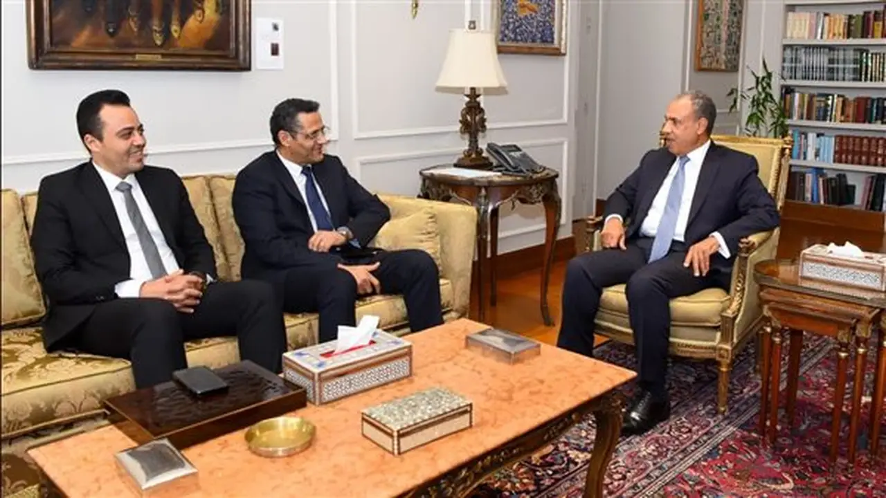 وزير الخارجية يلتقي نقيب الصحفيين ورئيس لجنة الشئون العربية لتعزيز التعاون المشترك