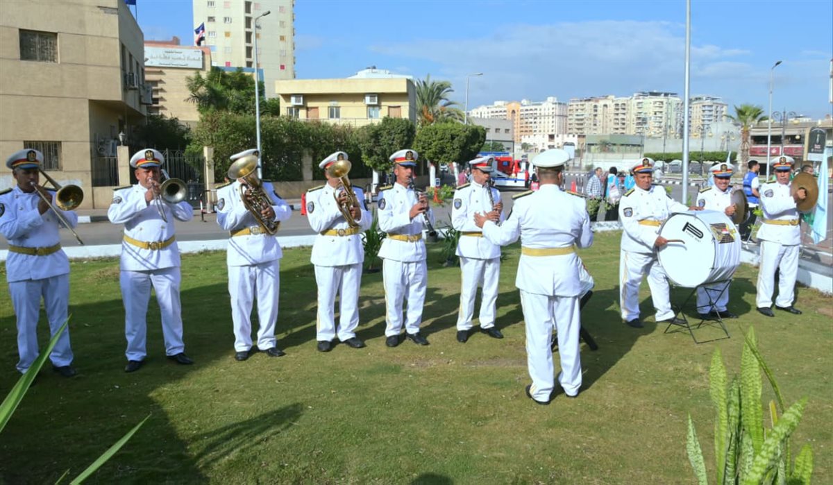محافظ البحيرة ومدير الأمن يضعان إكليل زهور على النصب التذكاري للجندي المجهول محافظ البحيرة ومدير الأمن يضعان إكليل زهور على النصب التذكاري للجندي المجهول 6