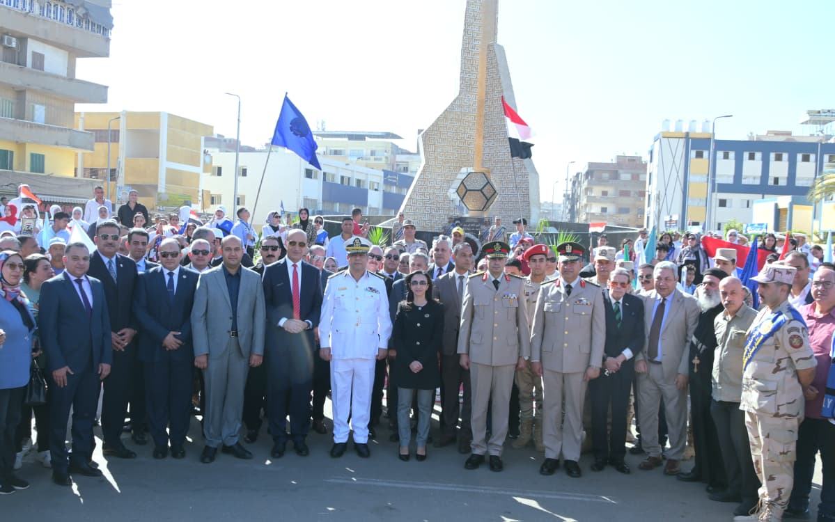 محافظ البحيرة ومدير الأمن يضعان إكليل زهور على النصب التذكاري للجندي المجهول محافظ البحيرة ومدير الأمن يضعان إكليل زهور على النصب التذكاري للجندي المجهول 8