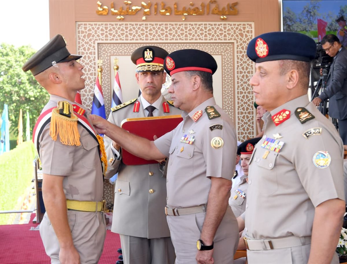 وزير الدفاع يشهد تخرج الدفعة 170 من كلية الضباط الاحتياط 7
