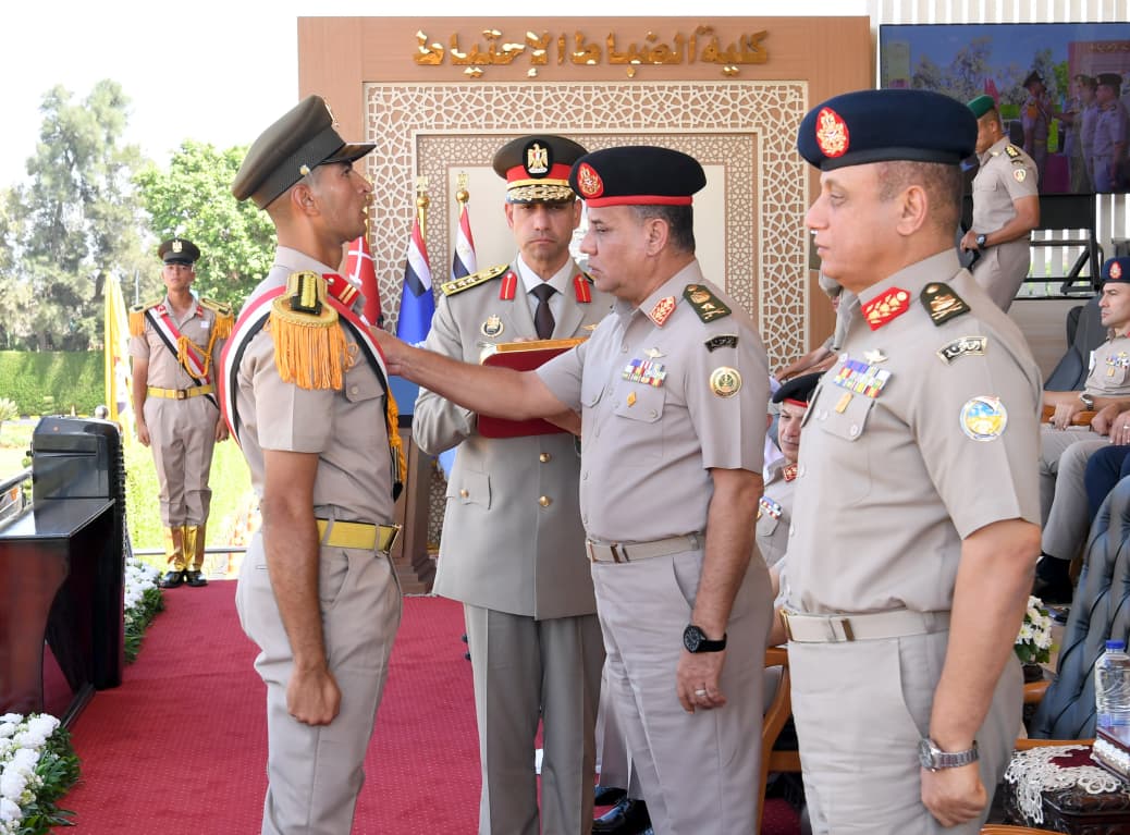 وزير الدفاع يشهد تخرج الدفعة 170 من كلية الضباط الاحتياط 11